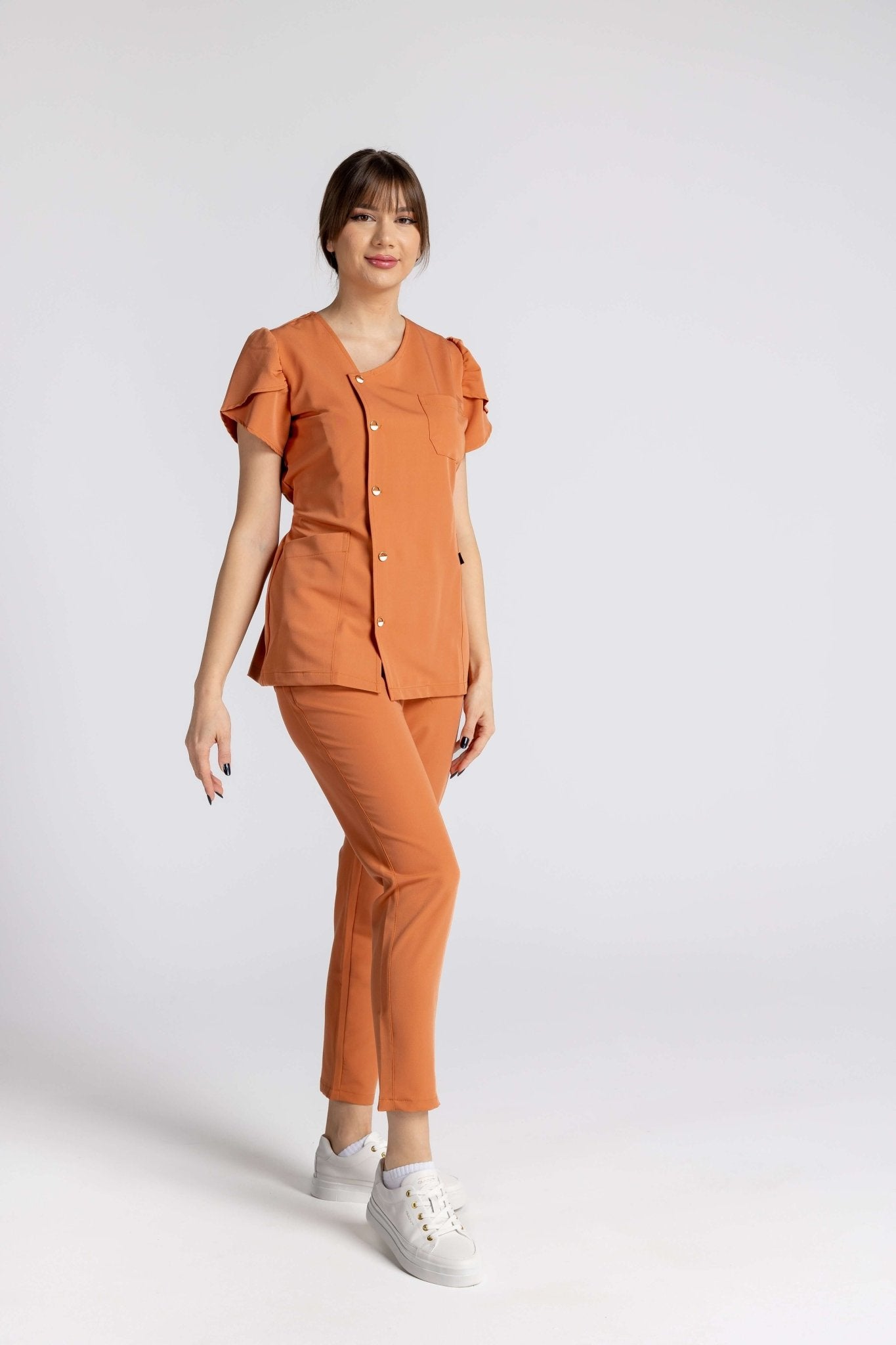 Costum Premium Elastic Sofia, elegant și confortabil, cu nasturi eleganți și mâneci lalea, ideal pentru mediu profesional.