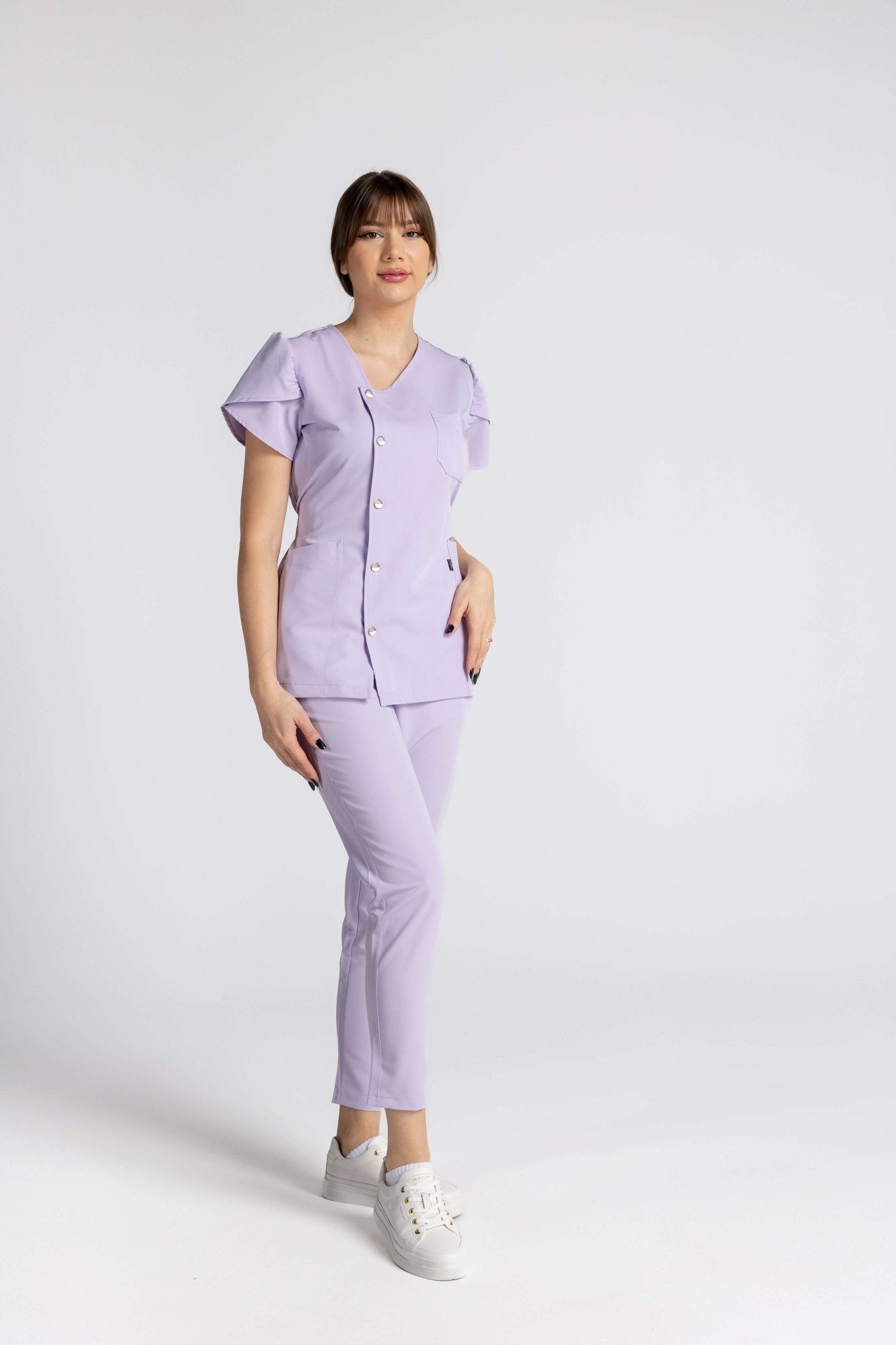Costum Premium Elastic Sofia în nuanță de lavandă, cu mâneci lalea și nasturi eleganți.