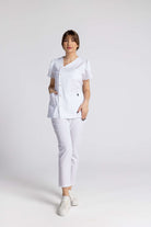 Costum Medical Elastic de culoare albă, cu un design elegant cu nasturi și o croială lejeră, perfect pentru profesioniștii din domeniul sănătății.