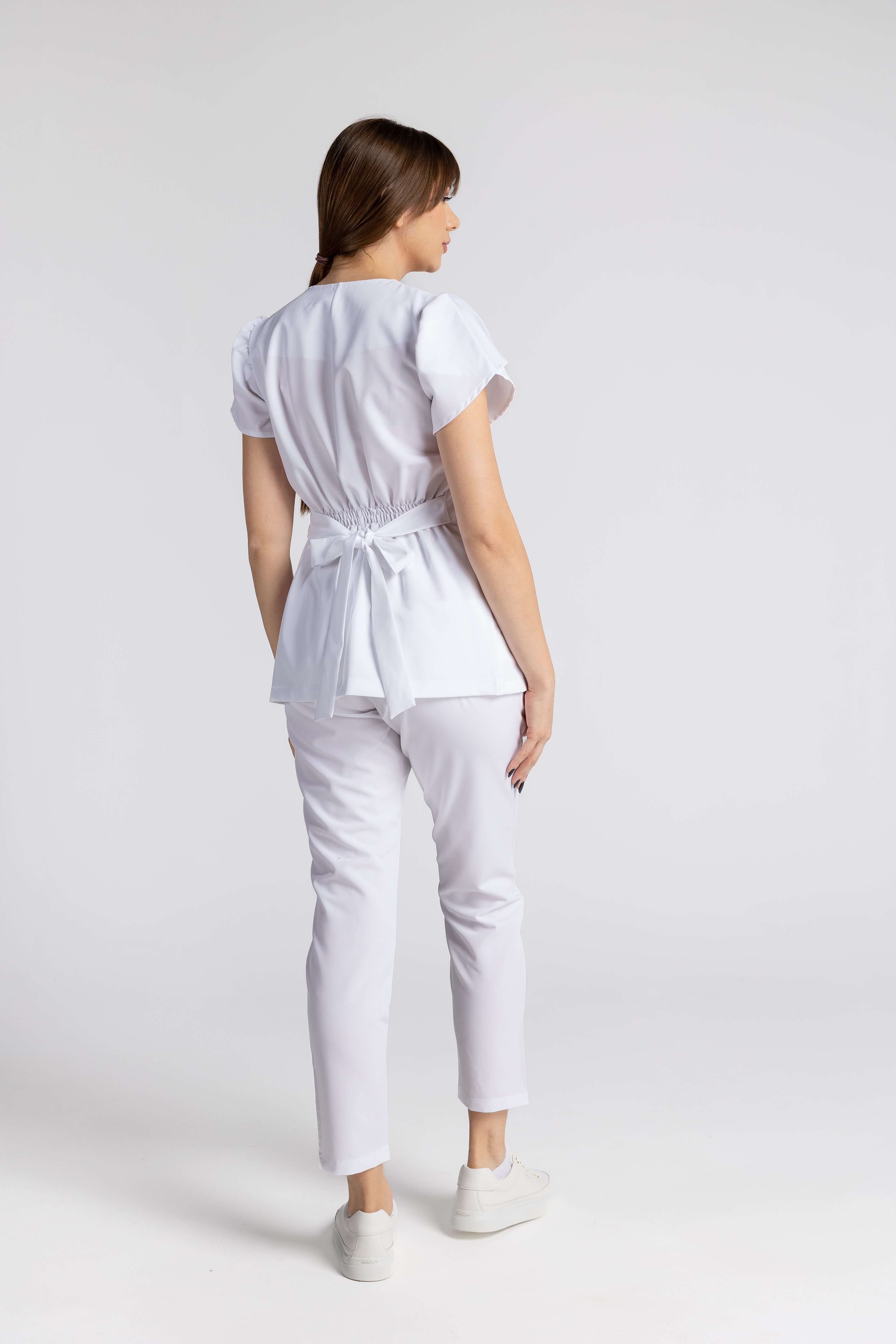 Costum Medical Elastic de culoare albă, cu un design elegant cu nasturi și o croială lejeră, perfect pentru profesioniștii din domeniul sănătății.