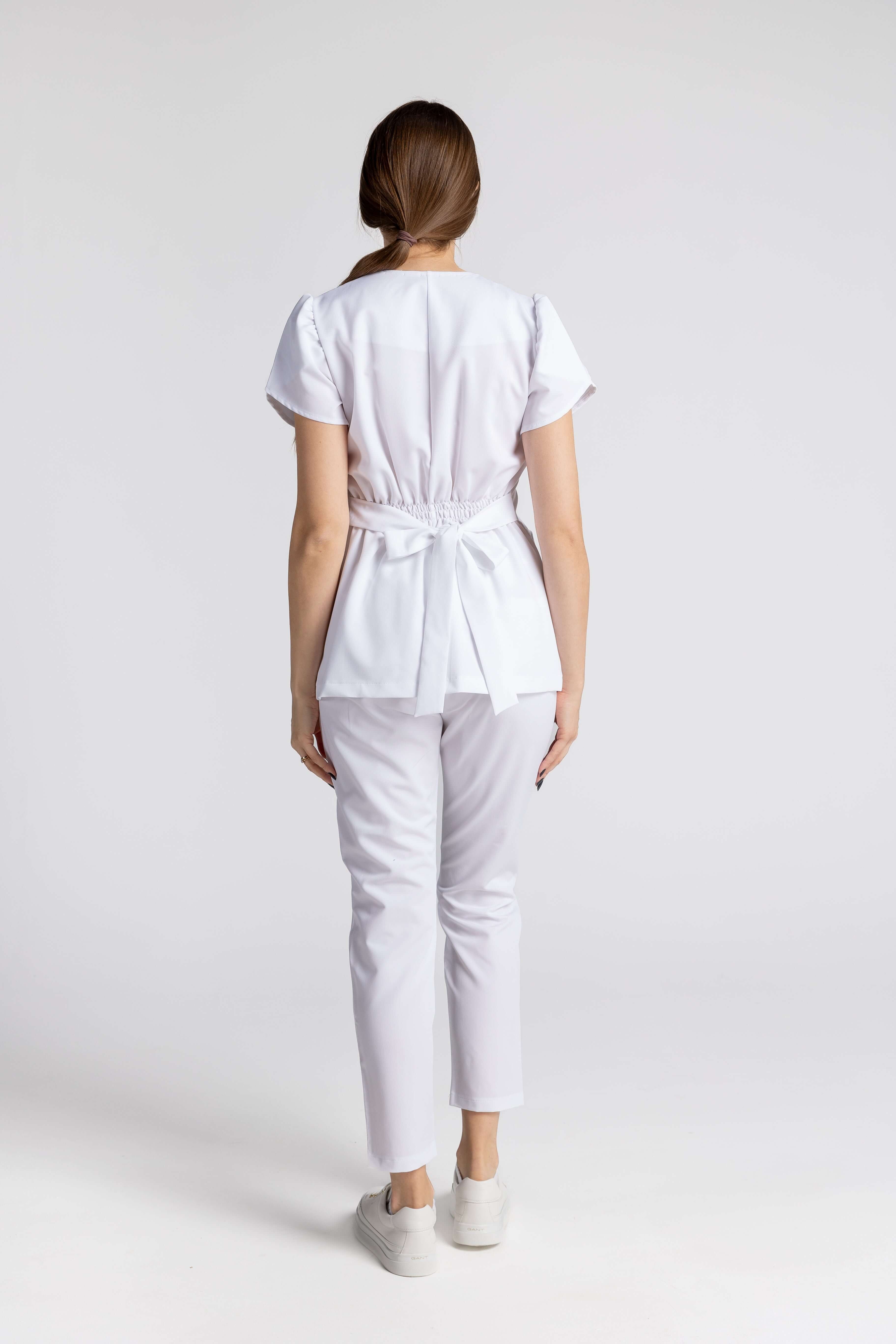 Costum Medical Elastic de culoare albă, cu un design elegant cu nasturi și o croială lejeră, perfect pentru profesioniștii din domeniul sănătății.