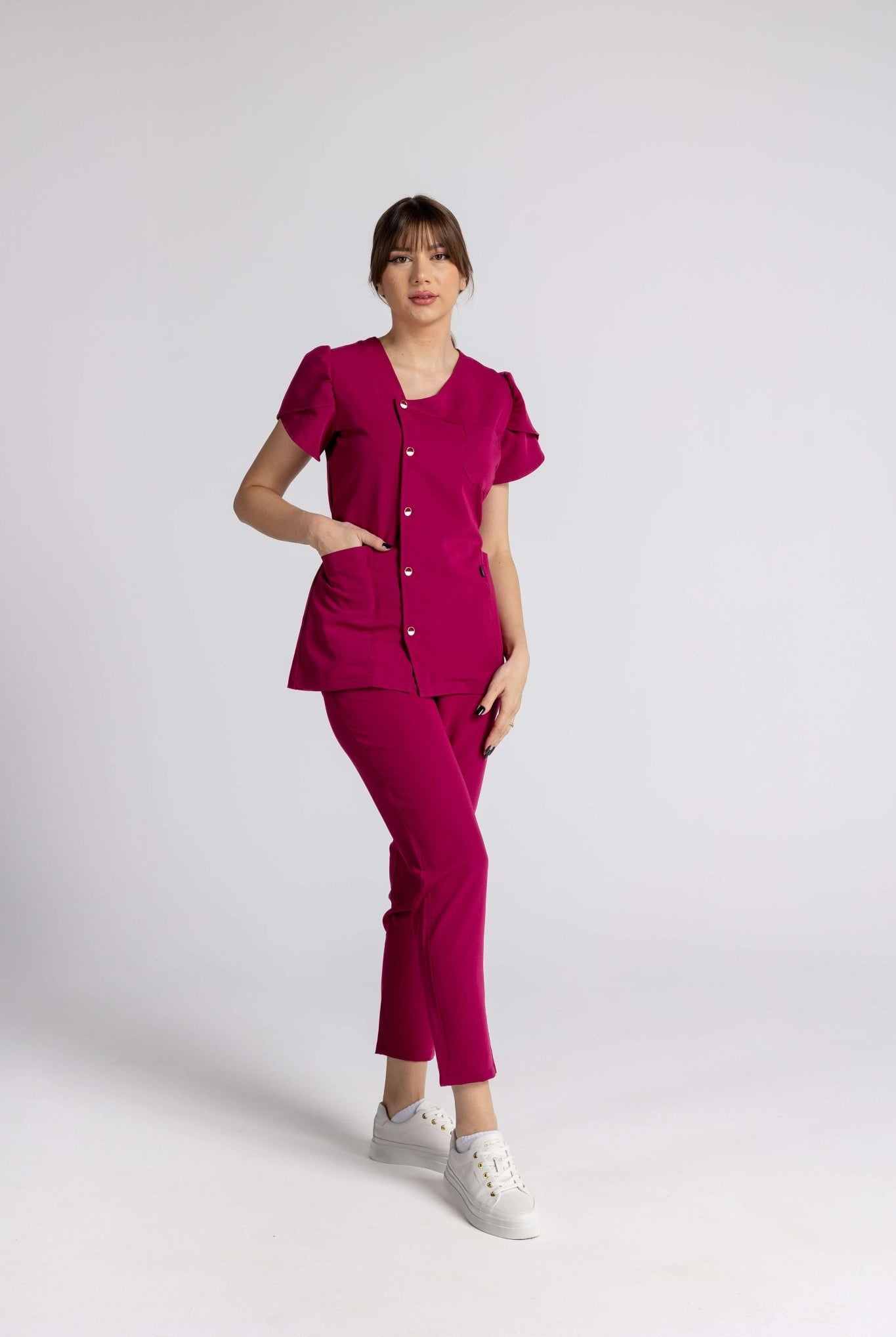 Costum Premium Elastic Sofia în nuanță roz, cu design elegant, nasturi, și mâneci lalea, ideal pentru mediu profesional.