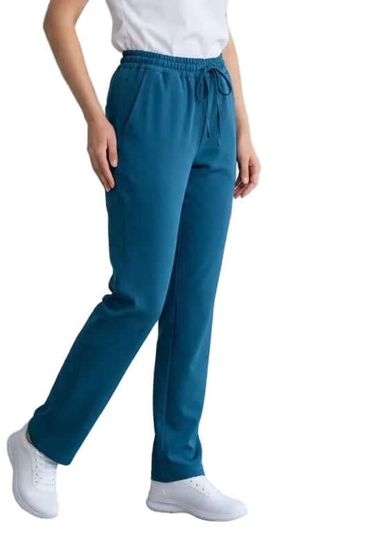 Femeie purtând pantaloni medicali elastici premium albaștri, îmbinând confortul cu stilul în mediu profesional.