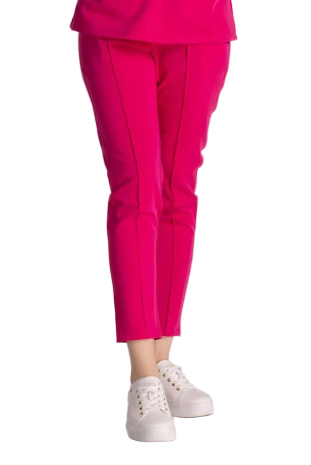 Pantaloni Medicali Elastici Elise în culoare roz, combinați cu pantofi sport albi, oferind stil și confort.