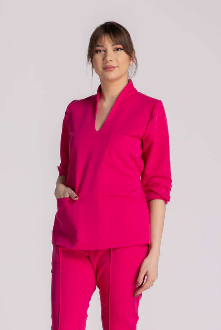 Bluza Elastica Elise, bluză medicală roz, elegantă și funcțională, perfectă pentru un look profesionist.