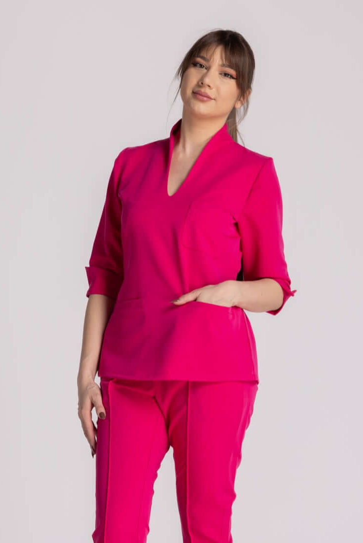 Bluza Elastica Elise roz, elegantă și practică, perfectă pentru medici și profesionisti din domeniul sanitar.