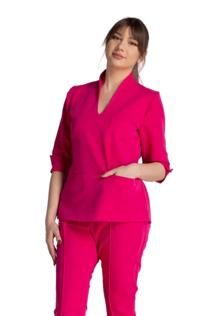 Bluza Elastica Elise roz, elegantă și practică, perfectă pentru medici și profesionisti din domeniul sanitar.