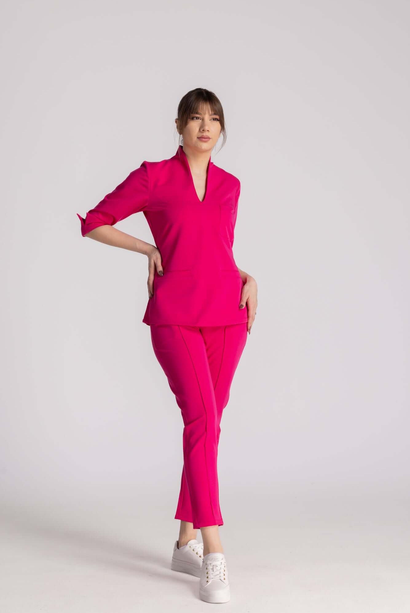 Bluza Elastica Elise roz, perfectă pentru profesioniștii medicali, combinând stilul elegant cu comoditatea.