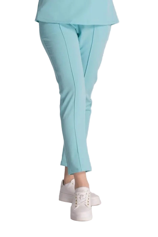 Pantaloni Medicali Elastici Elise, model elegant in culoare turquoise, conferind confort si stil in mediul profesional.