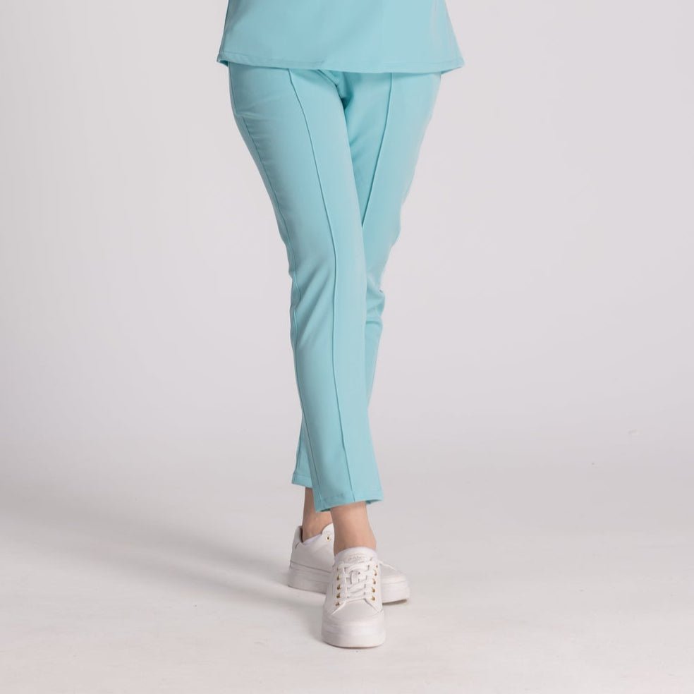 Pantaloni Medicali Elastici Elise, model elegant in culoare turquoise, conferind confort si stil in mediul profesional.