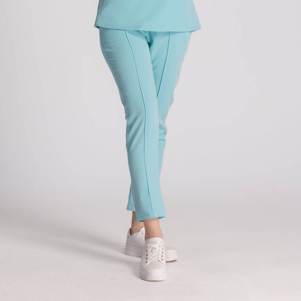 Pantaloni Medicali Elastici Elise, model elegant in culoare turquoise, conferind confort si stil in mediul profesional.