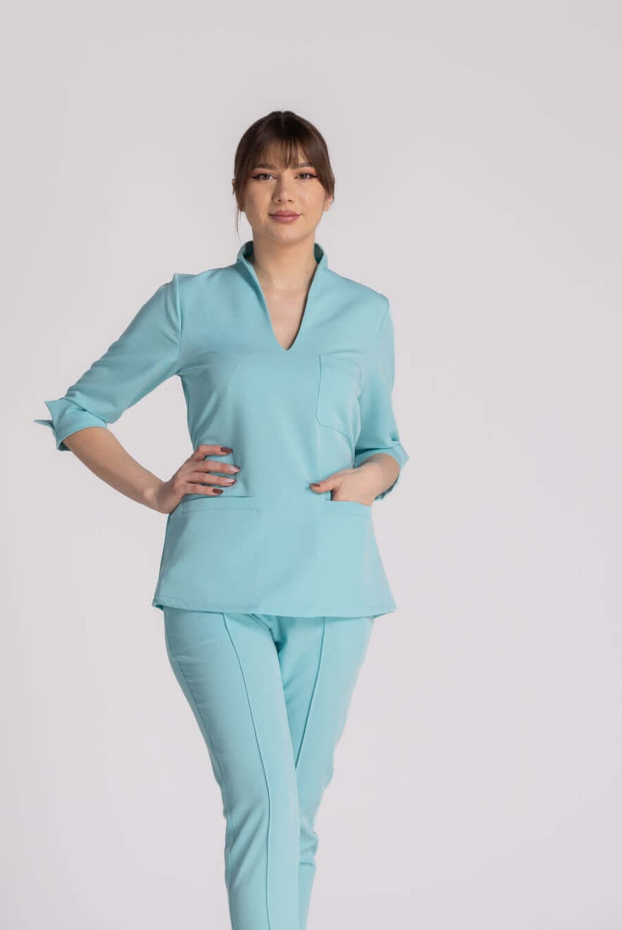 Bluza Elastica Elise, bluză medicală elegantă și funcțională, purtată de model într-o culoare albastru deschis.