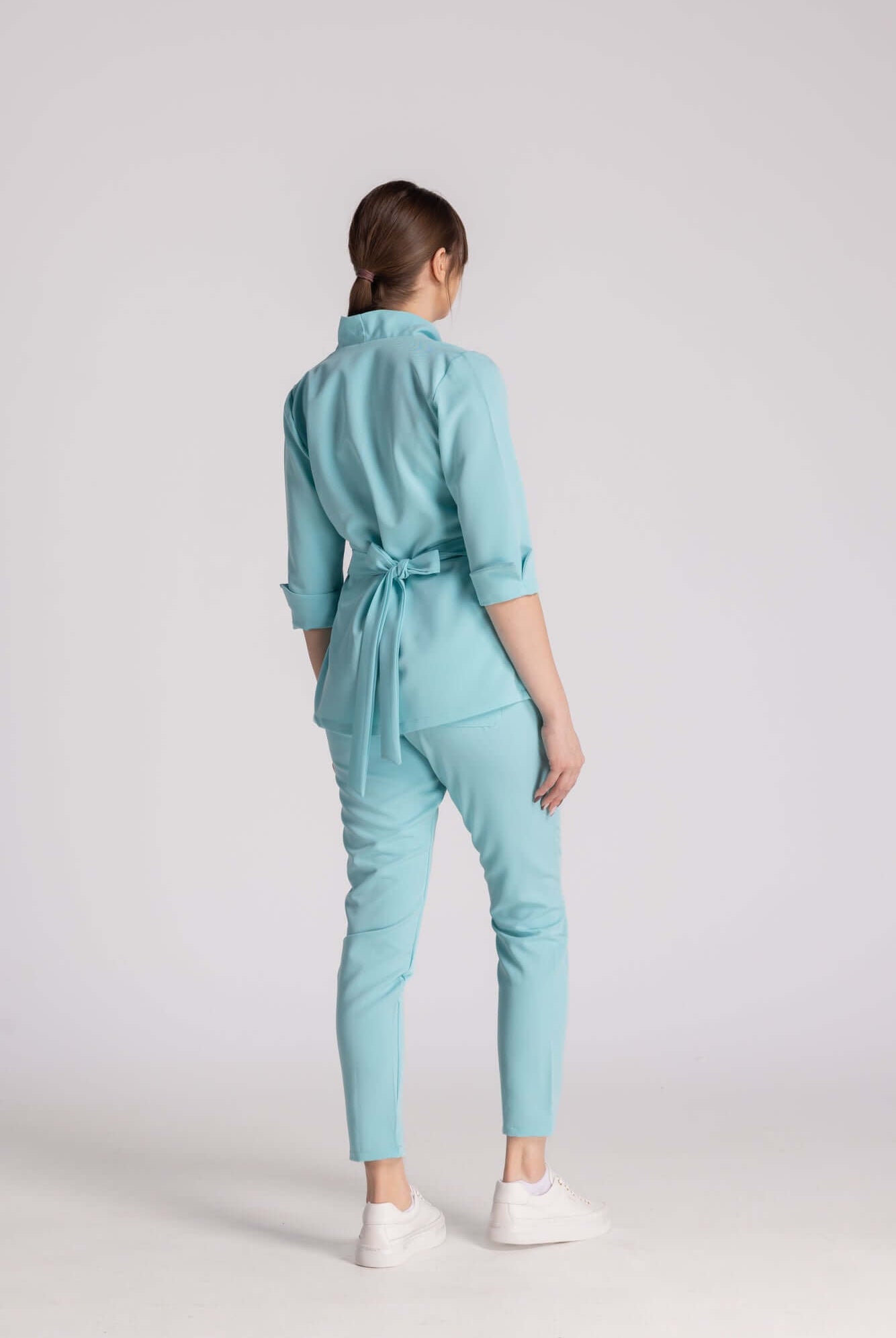 Bluza Elastica Elise, uniformă medicală elegantă, cu aspect profesional și design funcțional, de culoare turquoise.
