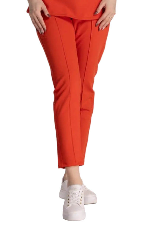 Pantaloni Elastici Elise, pantaloni medicali elastici eleganți de culoare roșie, potriviți pentru medii profesionale.
