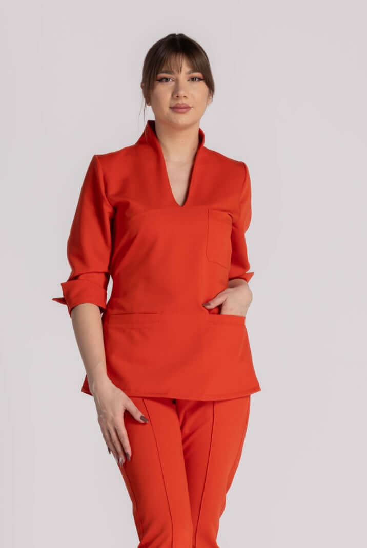 Bluza Elastica Elise in culoare roșie, cu design sofisticat și funcțional, ideală pentru profesioniștii medicali.