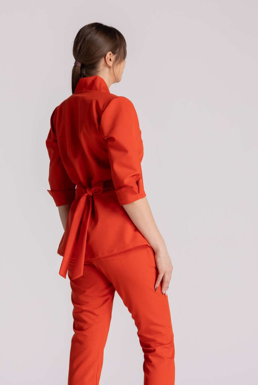 Bluza Elastica Elise in nuanță roșie, design elegant pentru profesioniștii medicali.