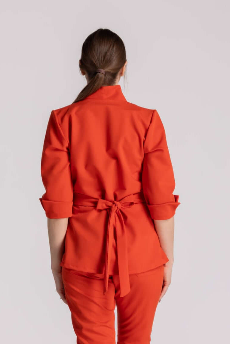 Bluza Elastica Elise, vedere din spate, model elegant, culoare roșie, potrivită pentru profesioniștii medicali.