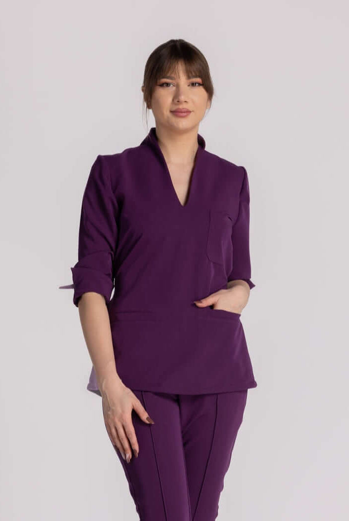 Bluza Elastica Elise - bluza medicala eleganta cu guler shal si buzunare, in nuanta de mov.