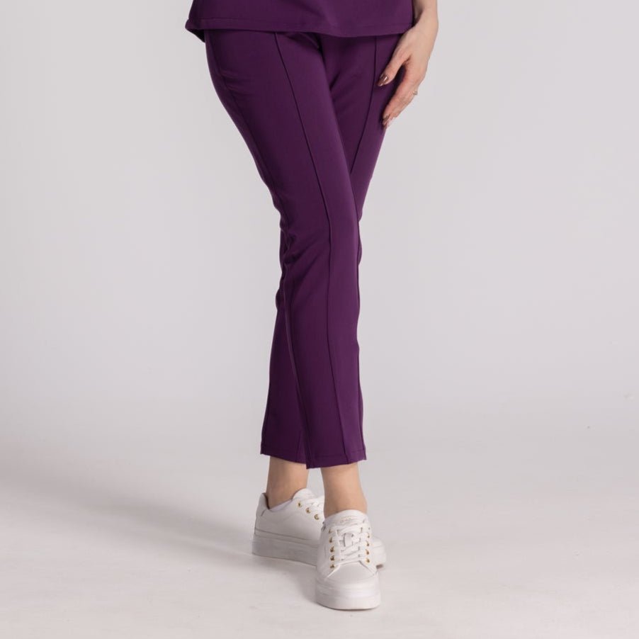 Pantaloni Elastici Elise purtati cu o bluză mov, ideal pentru un look elegant și confortabil la birou.