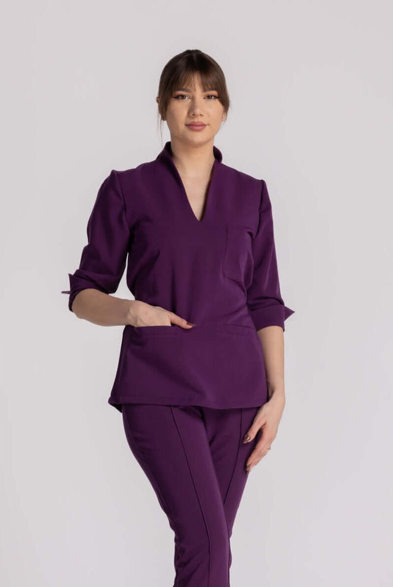 Bluza Elastica Elise, bluza medicala eleganta in violet, cu guler shal si buzunare, perfecta pentru profesionisti.