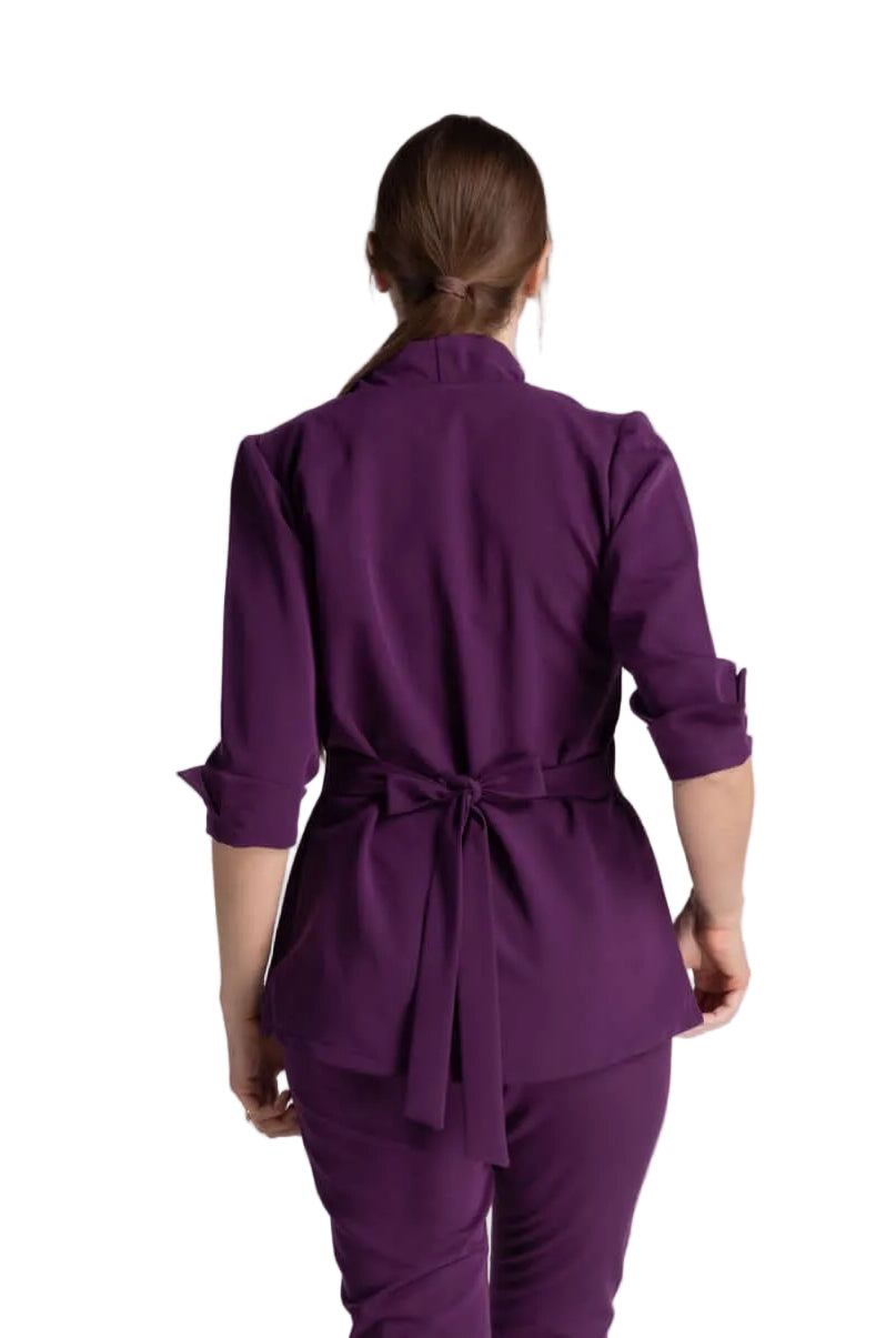 Bluza Elastica Elise in violet, cu guler shal și cordon ajustabil, perfectă pentru profesioniștii medicali.