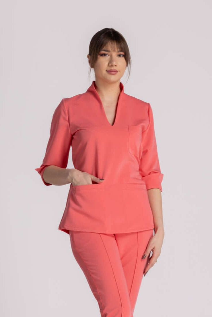 Bluza Elastica Elise - bluză medicală elegantă cu guler shal și buzunare refilet, culoare coral.