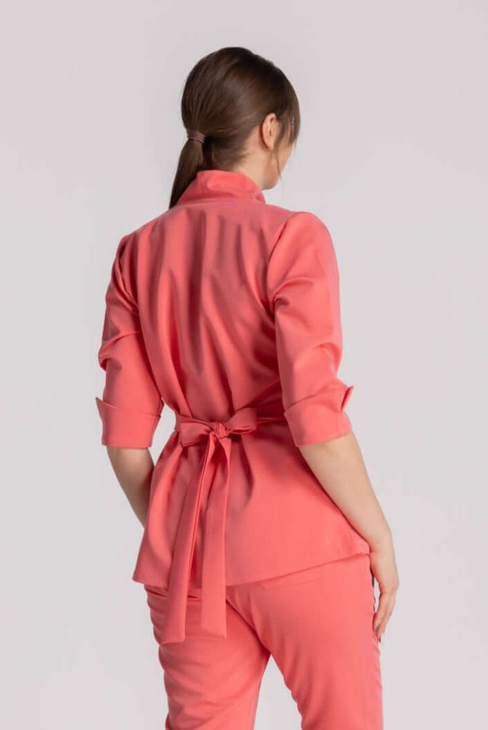 Bluza Elastica Elise roșie, design elegant, cu guler shal și cordon ajustabil, ideală pentru profesioniștii medicali.