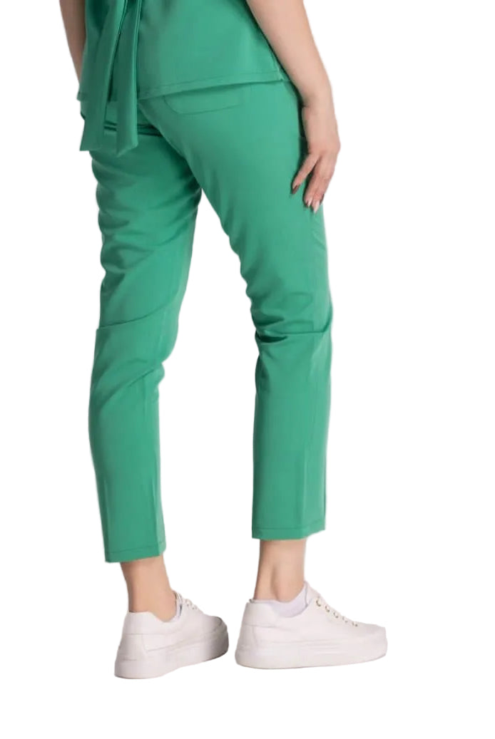 Pantaloni Medicali Elastici Elise in verde, oferind confort si stil in mediul de lucru.