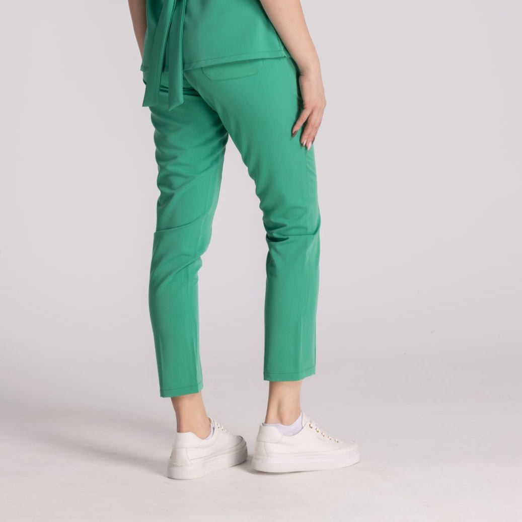 Pantaloni Medicali Elastici Elise in verde, oferind confort si stil in mediul de lucru.