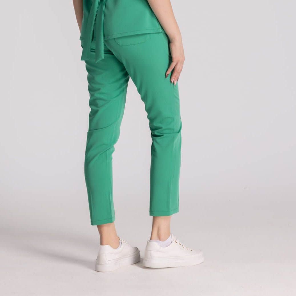 Pantaloni Medicali Elastici Elise in verde, oferind confort si stil in mediul de lucru.