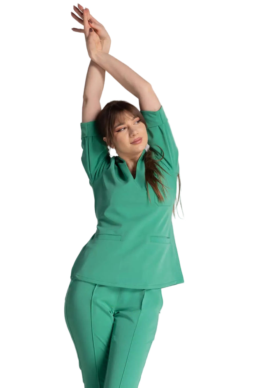 Bluza Medicala Elastica Elise in verde, model elegant și funcțional, purtată de o femeie în timpul unei sesiuni foto.