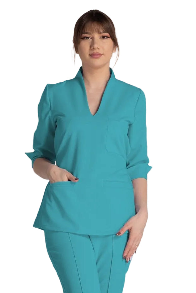 Bluza Elastica Elise - bluză medicală elegantă, cu guler shal și buzunare prietenoase, în nuanță turcoaz.