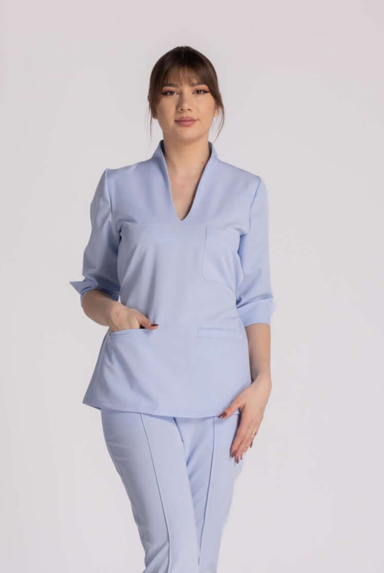 Bluza Elastica Elise, bluza medicala, design elegant, culoare albastra, guler shal, buzunare pentru instrumente medicale.