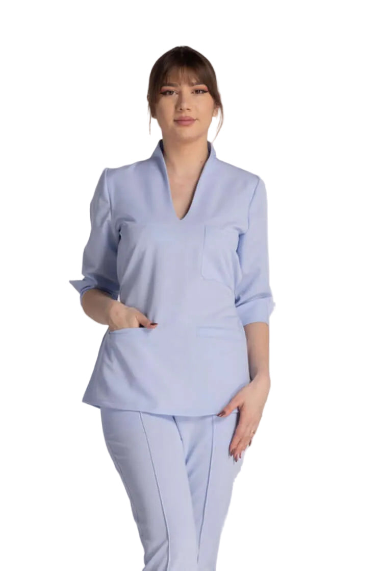 Bluza Elastica Elise, bluza medicala, design elegant, culoare albastra, guler shal, buzunare pentru instrumente medicale.