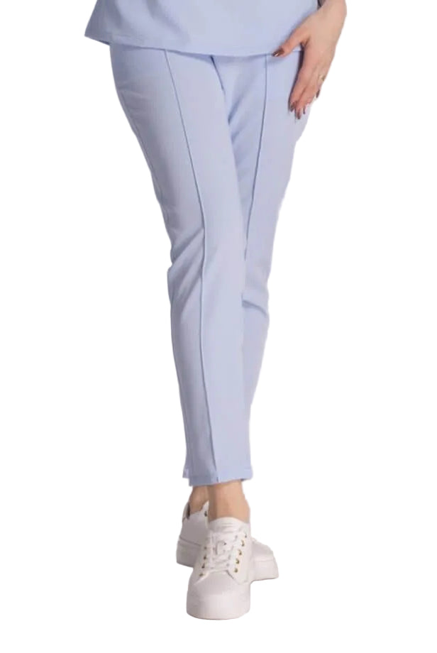 Pantaloni Elastici Elise, purtați de o femeie, design elegant, confortabili, în nuanța albastru deschis.