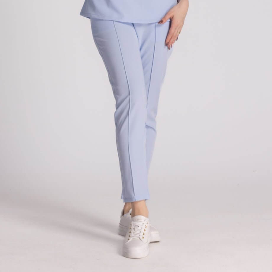 Pantaloni Elastici Elise, purtați de o femeie, design elegant, confortabili, în nuanța albastru deschis.