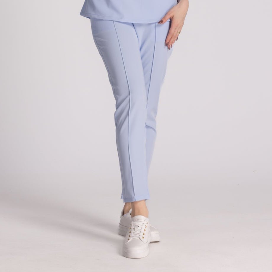 Pantaloni Elastici Elise, purtați de o femeie, design elegant, confortabili, în nuanța albastru deschis.