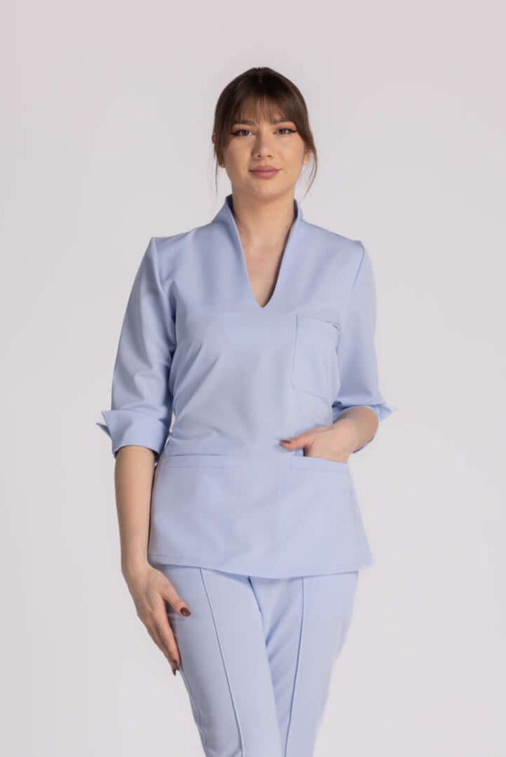 Bluza Elastica Elise - bluză medicală elegantă cu guler shal și buzunare pentru instrumente.