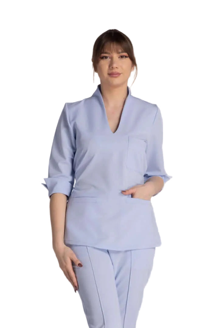 Bluza Elastica Elise - bluză medicală elegantă cu guler shal și buzunare pentru instrumente.