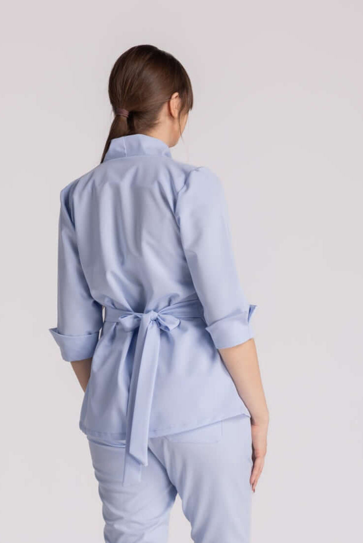 Bluza Elastica Elise - spate, design elegant, guler shal, cordon ajustabil, perfect pentru profesioniștii medicali.