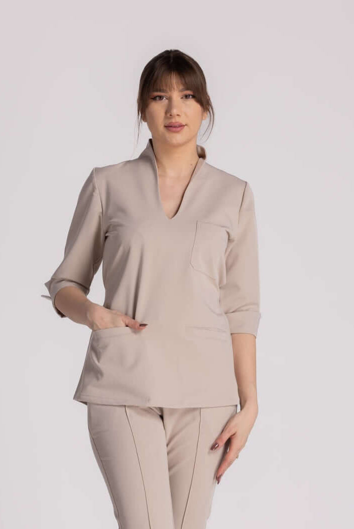 Bluza Elastica Elise - bluză medicală elegantă cu guler shal și buzunar practic, ideală pentru profesioniști.