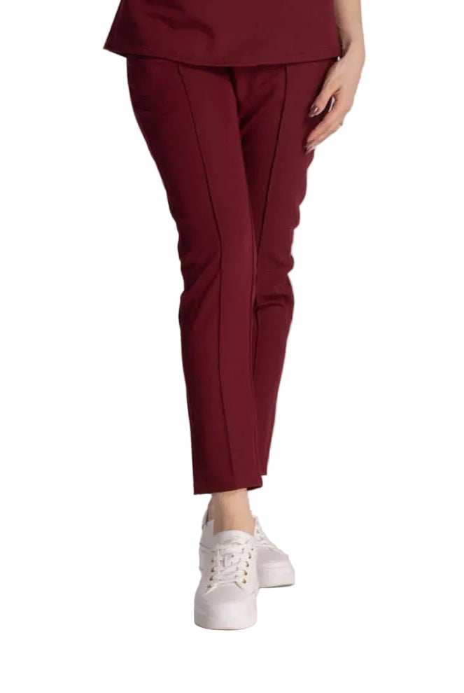 Pantaloni Elastici Elise în culoare burgundy, confortabili și eleganți, perfecți pentru un mediu profesional.