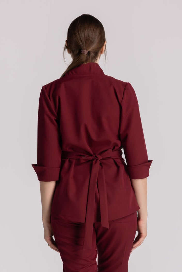 Bluza Elastica Elise - detaliu spate cu cordon ajustabil si design elegant in nuanta bordo.