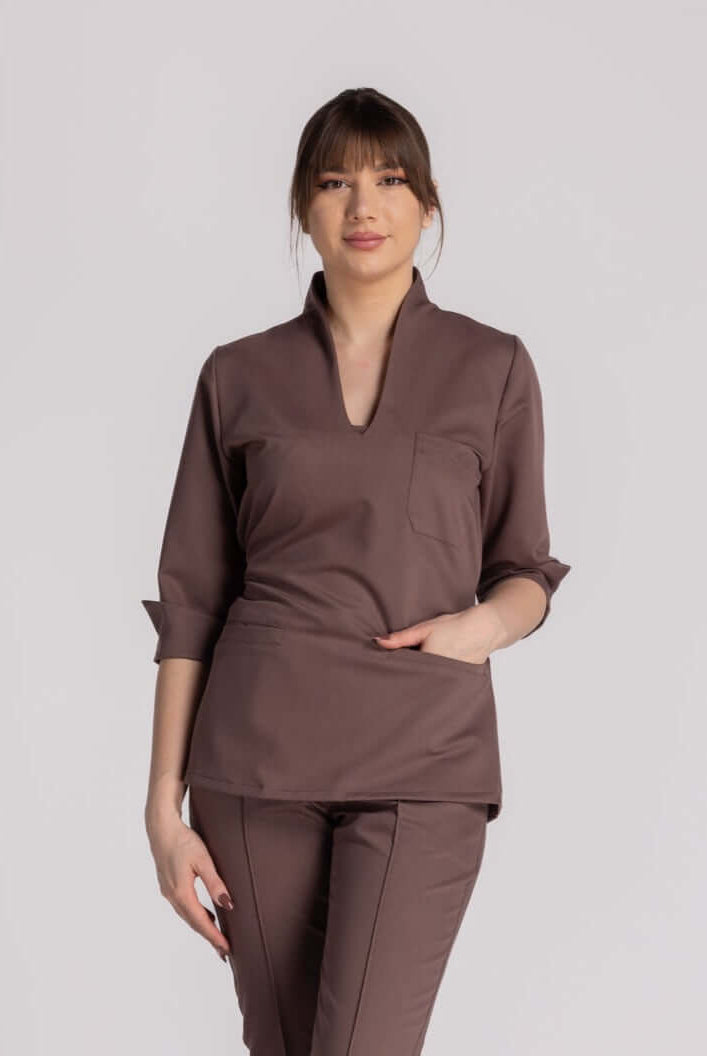 Bluza Elastica Elise în nuanță maro, design elegant, ideală pentru profesioniștii medicali.