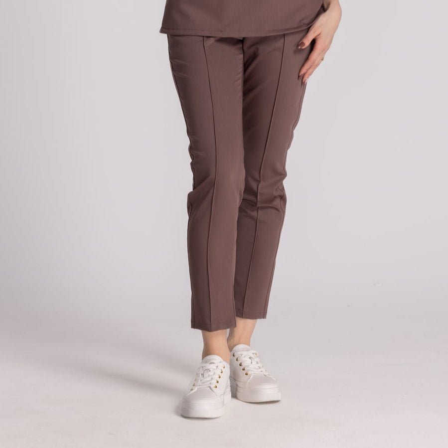 Pantaloni Elastici Elise, pantaloni eleganți și confortabili pentru medici, prezentând un design modern și practic.
