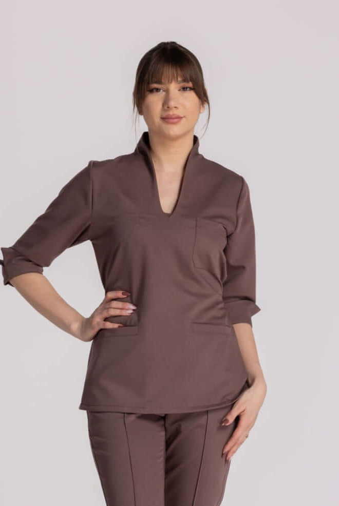 Bluza Elastica Elise - bluza medicala eleganta cu guler shal si buzunare refilet, ideal pentru profesioniștii din domeniu.