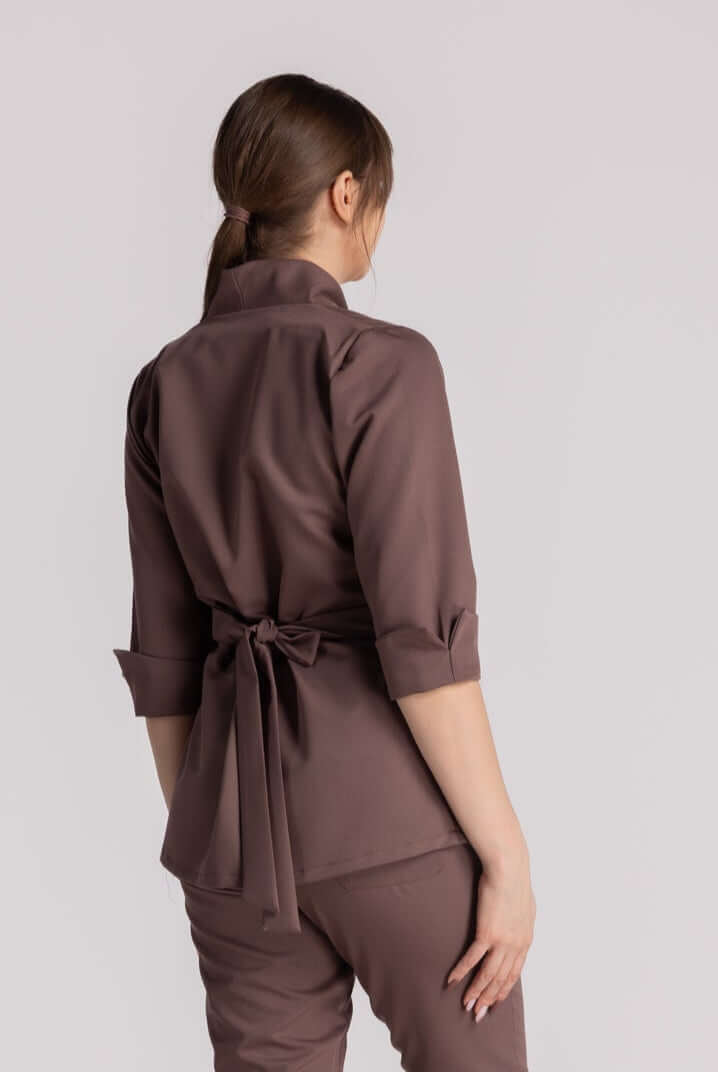 Bluza Elastica Elise, spate elegant cu cordon, design modern pentru profesioniștii medicali.