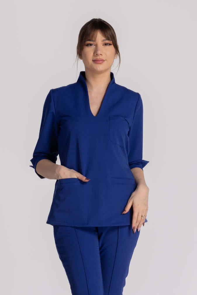 Bluza Elastica Elise - bluză medicală elegantă cu guler shal și buzunare pentru instrumente.