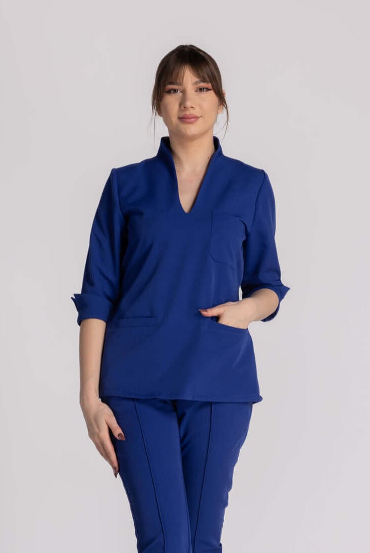 Bluza Elastica Elise - bluza medicala eleganta, moderna, cu guler shal si buzunare, ideala pentru profesionisti.