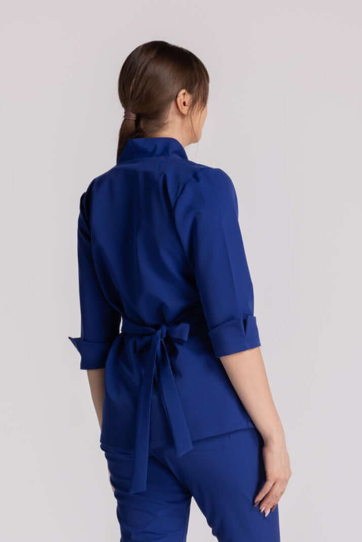 Bluza Elastica Elise - bluză elegantă cu guler shal și cordon ajustabil, ideală pentru profesioniștii medicali.